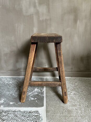 Oude houten kruk B4