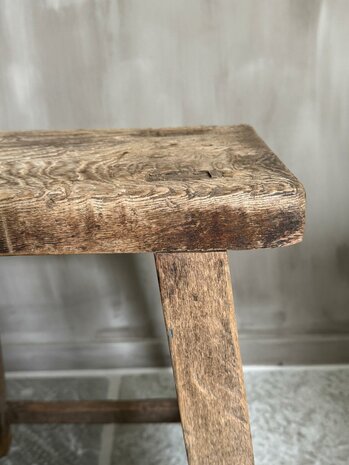 Oude houten kruk B4