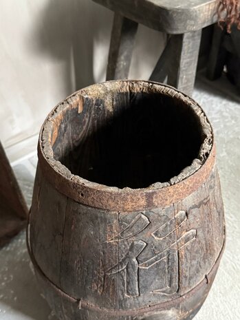 Oud uniek chinees houten wijnvat B