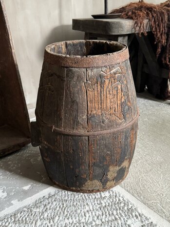 Oud uniek chinees houten wijnvat B