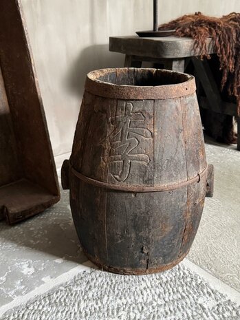 Oud uniek chinees houten wijnvat B