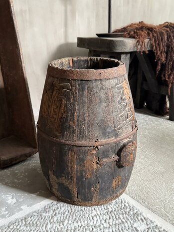 Oud uniek chinees houten wijnvat B