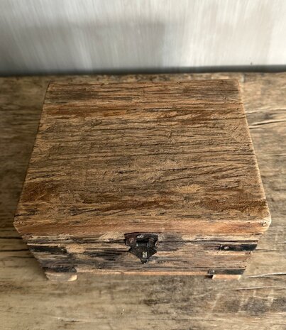 Houten kistje oud hout | Houten kistje truckwood  A small