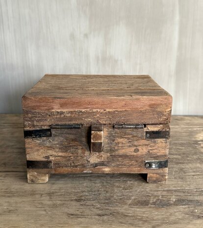 Houten kistje oud hout | Houten kistje truckwood  A small