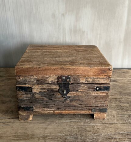 Houten kistje oud hout | Houten kistje truckwood  A small