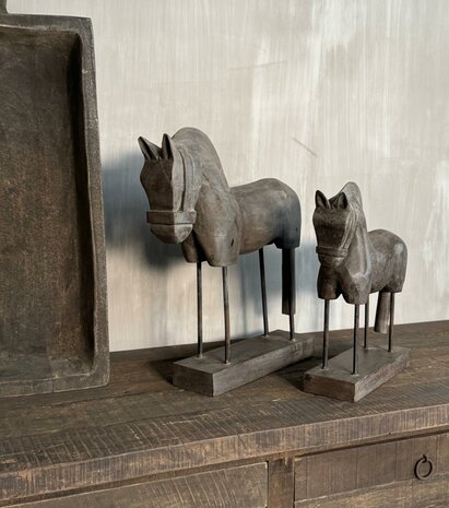 Unieke houten paarden  op voet (set)