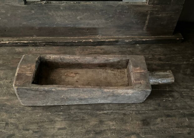 Oude houten vijzel met handvat | Oud houten bakje met handvat  A