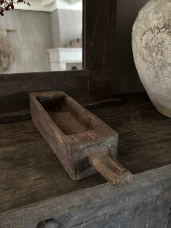 Oude houten vijzel met handvat | Oud houten bakje met handvat  A