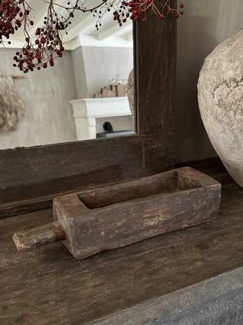 Oude houten vijzel met handvat | Oud houten bakje met handvat  A