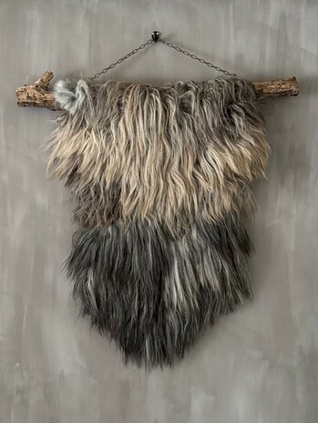 Schapenvacht aan stok|  Vacht wandhanger aan stok driekleur