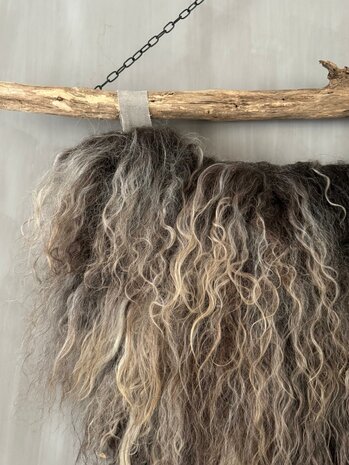 Schapenvacht aan stok|  Vacht wandhanger aan stok gemêleerd