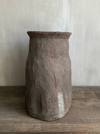 Oude houten Naga pot met ijzerbeslag 
