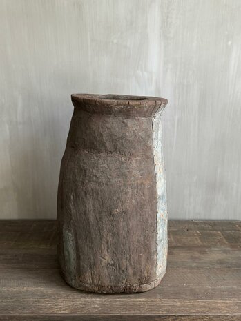 Oude houten Naga pot met ijzerbeslag 