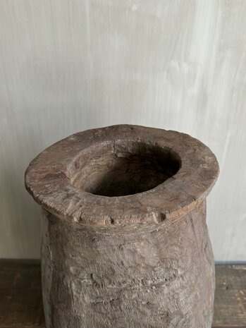 Oude houten Naga pot met ijzerbeslag 