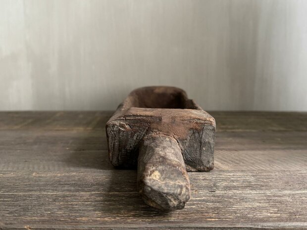 Oude houten vijzel met handvat | Oud houten bakje met handvat  B