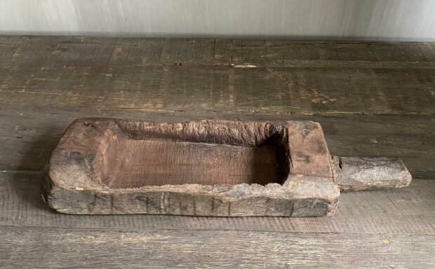 Oude houten vijzel met handvat | Oud houten bakje met handvat  B