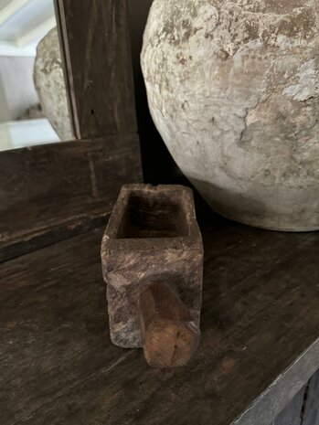 Oude houten vijzel met handvat | Oud houten bakje met handvat  C