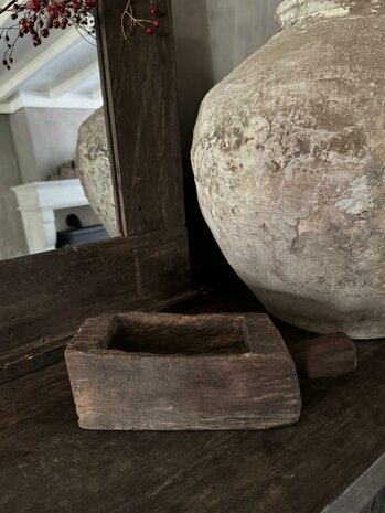 Oude houten vijzel met handvat | Oud houten bakje met handvat  C
