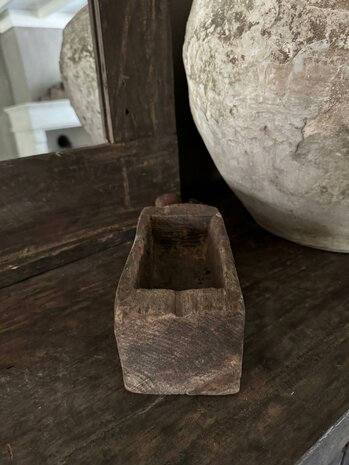 Oude houten vijzel met handvat | Oud houten bakje met handvat  C