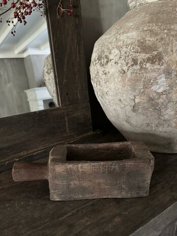 Oude houten vijzel met handvat | Oud houten bakje met handvat  C