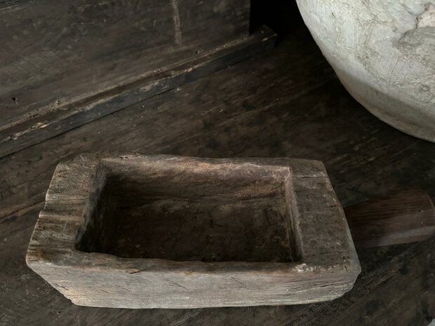 Oude houten vijzel met handvat | Oud houten bakje met handvat  C