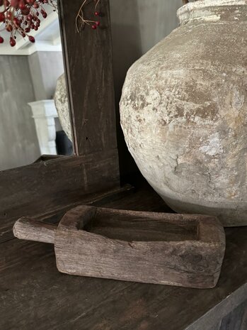 Oude houten vijzel met handvat | Oud houten bakje met handvat  F