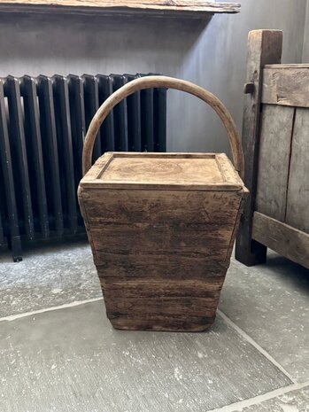 Oude rijstbak met deksel| oude bak met deksel en handvat  (afhalen)