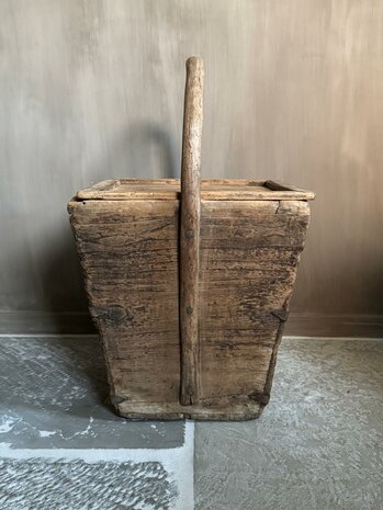 Oude rijstbak met deksel| oude bak met deksel en handvat  (afhalen)