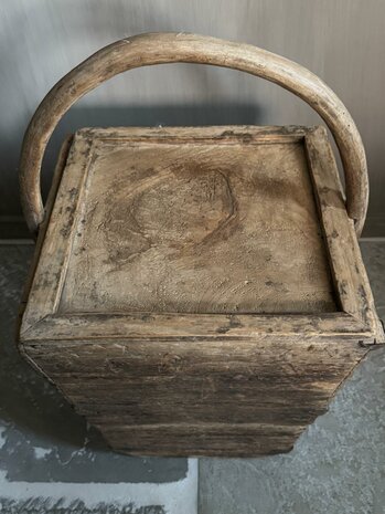 Oude rijstbak met deksel| oude bak met deksel en handvat  (afhalen)