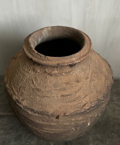 Stenen kruikje roest