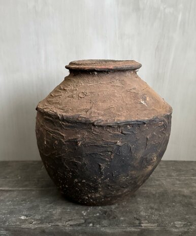 Stenen kruikje roest
