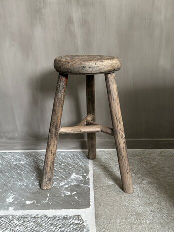 Oude houten kruk E