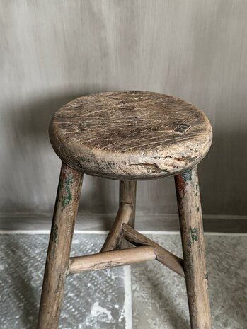 Oude houten kruk E