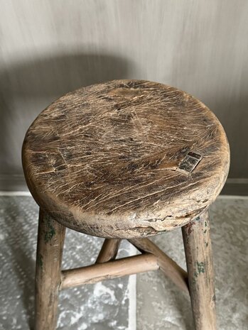 Oude houten kruk E