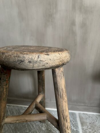 Oude houten kruk E