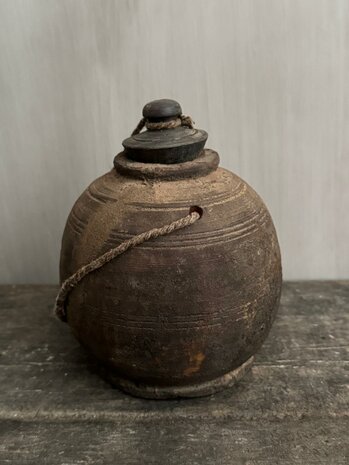 Nepalese kruik met deksel M8 (hoogte 15,5cm)