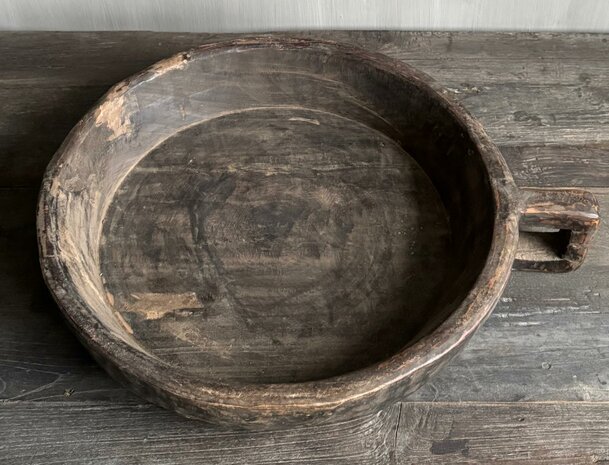 Oude houten schaal met handvat M4