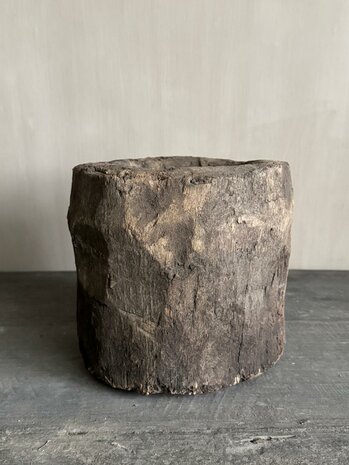 Wooden Ukhali | oude houten vijzel Aura Peeperkorn 
