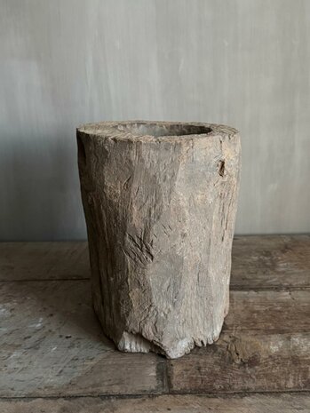 Oude houten vijzel A