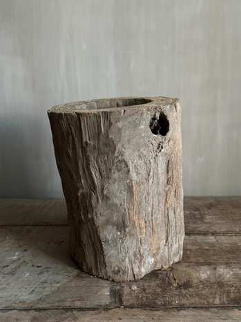 Oude houten vijzel A