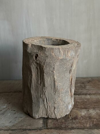 Oude houten vijzel A