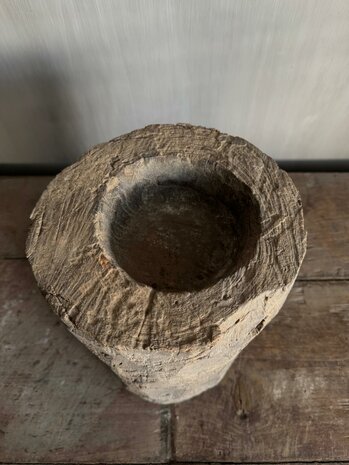 Oude houten vijzel A