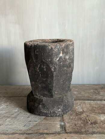 Oude houten vijzel B