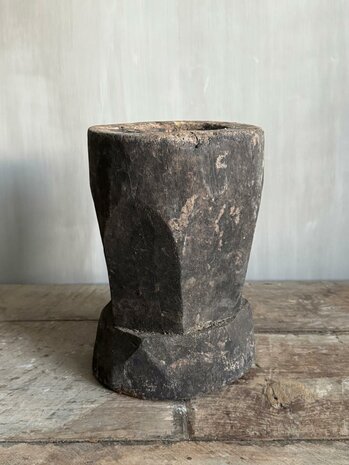 Oude houten vijzel B