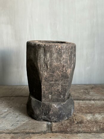 Oude houten vijzel B