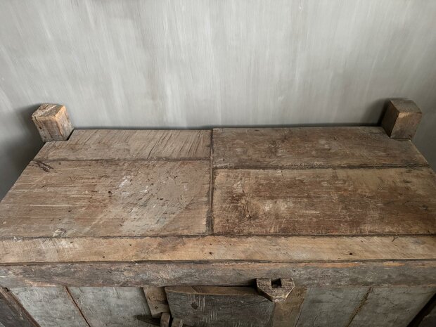 Unieke kast met deurtje India (afhalen)