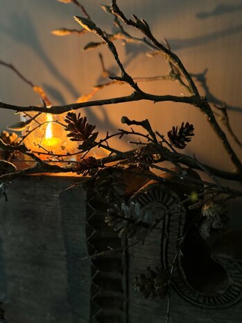 Kunsttak met dennenappeltjes