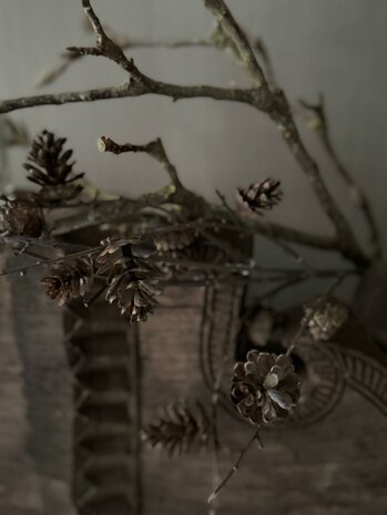 Kunsttak met dennenappeltjes