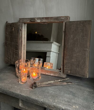 Oud luik met spiegel