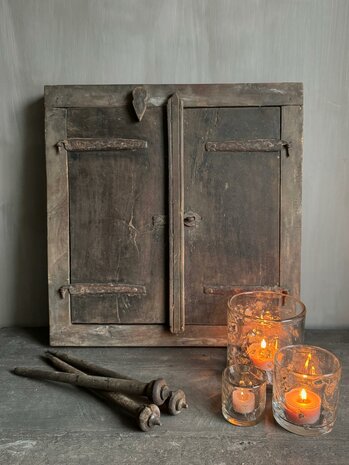 Oud luik met spiegel